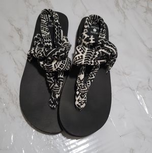 Double cross strap, yoga mat sandals NWOT